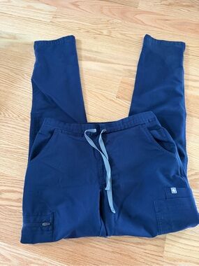 Figs women’s navy scrub pants